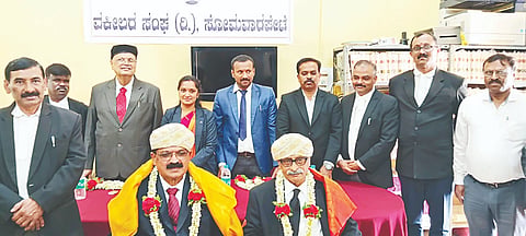 ಸೋಮವಾರಪೇಟೆ ವಕೀಲರ ಸಂಘದಲ್ಲಿ ಹಮ್ಮಿಕೊಂಡಿದ್ದ ವಕೀಲರ ದಿನಾಚರಣೆ ಕಾರ್ಯಕ್ರಮದಲ್ಲಿ ಸಂಘದ ಹಿರಿಯ ಸದಸ್ಯರಾದ ಎಚ್.ಎಸ್. ಪ್ರಕಾಶ್ ಮತ್ತು ಪಿ.ಕೆ. ಗಣಪತಿ ಅವರನ್ನು ಸನ್ಮಾನಿಸಲಾಯಿತು. ನ್ಯಾಯಾಧೀಶರಾದ ರೇಖಾ, ಶ್ರೀನಾಥ  ಸಂಘದ ಅಧ್ಯಕ್ಷ ಅಭಿಮನ್ಯು ಕುಮಾರ್ ಇದ್ದರು.