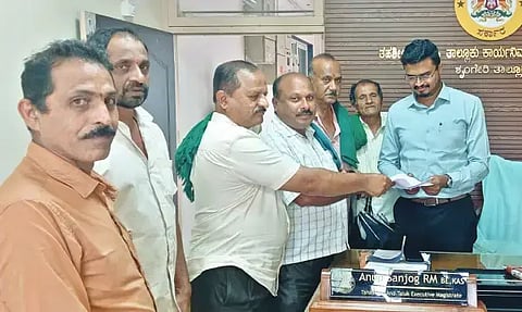 ಶೃಂಗೇರಿ ತಾಲೂಕಿನ ರೈತರಿಗೆ ನ್ಯಾಯ ಒದಗಿಸಬೇಕು ಎಂದು ಒತ್ತಾಯಿಸಿ ರೈತ ಸಂಘದ ಸದಸ್ಯರು ತಹಸೀಲ್ದಾರ್‌ಗೆ  ಮನವಿ ಸಲ್ಲಿಸಿದರು. ಚಂದ್ರಪ್ಪ, ರಂಗಪ್ಪ, ಚನ್ನಕೇಶವ ಇದ್ದರು.