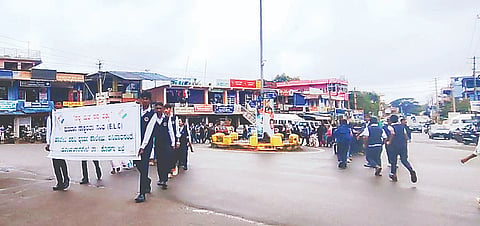 ಸ್ಥಳೀಯ ಕಾವೇರಿ ಪ.ಪೂ.ಕಾಲೇಜು ವಿದ್ಯಾರ್ಥಿಗಳು ಮತದಾರರ ಪಟ್ಟಿ ಪರಿಷ್ಕರಣೆ ಕುರಿತು ಪಟ್ಟಣದಲ್ಲಿ ಅರಿವು ಮೂಡಿಸಿದರು.