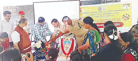 ಜನ ಜಾಗೃತಿ ವೇದಿಕೆ ಸದಸ್ಯ ಅಭಿಮನ್ಯುಕುಮಾರ್ ಕಾರ್ಯಕ್ರಮ ಉದ್ಘಾಟನೆ ಜಯಕುಮಾರ್, ಅಚ್ಯುತ ಮುಂತಾದವರಿದ್ದಾರೆ. ಎಸ್‌ಎಸ್2ಪಾಲ್ಗೊಂಡ ವಿದ್ಯಾರ್ಥಿಗಳು