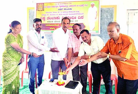 ತೆಲಸಂಗ ಜ್ಞಾನಭಾರತಿ ಶಾಲೆಯಲ್ಲಿ ಹಮ್ಮಿಕೊಂಡಿದ್ದ ವಿಶ್ವ ತಂಬಾಕು ವಿರೋಧಿ ದಿನಾಚರಣೆ ಕಾರ್ಯಕ್ರಮಕ್ಕೆ ಗಣ್ಯರು ಚಾಲನೆ ನೀಡಿದರು. ಜಗದೀಶ ಕೆ.ಎಚ್., ಅಪ್ಪಾಸಾಹೇಬ ಪಾಟೀಲ, ಹಾಜಿಮಾ ಹೊನವಾಡ ಇತರರಿದ್ದರು.