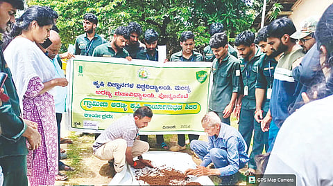 ಮಾರಗೋಡು ವಿವೇಕಾನಂದ ಯುವಕರ ಸಂಘದ ಸಭಾಂಗಣದಲ್ಲಿ ರೈತರಿಗೆ ಮಣ್ಣಿನ ಆರೋಗ್ಯ ಹಾಗೂ ಬೆಳೆ ನಿರ್ವಹಣೆ ಕುರಿತು ತರಬೇತಿ ನೀಡಿದರು. ಡಾ.ರಮ್ಯಾ, ಡಾ.ಲತಾ ಇತರರು ಇದ್ದರು.