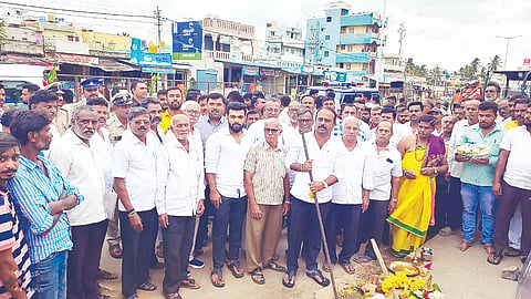 ಮದ್ದೂರು ನಗರದ ಶಿವಪುರದ ಬೆಂಗಳೂರು- ಮೈಸೂರು ಹೆದ್ದಾರಿ ಪಕ್ಕದ ಚರಂಡಿಗಳ ಸ್ವಚ್ಛತೆಗೆ ಶಾಸಕ ಕೆ.ಎಂ.ಉದಯ್ ಚಾಲನೆ ನೀಡಿದರು. ಪಿ.ಸಂದರ್ಶ, ರಾಮಕೃಷ್ಣ, ಟಿ.ಆರ್.ಪ್ರಸನ್ನಕುಮಾರ್, ಮರಿದೇವರು, ಮೋಹನ್ ಇದ್ದರು.