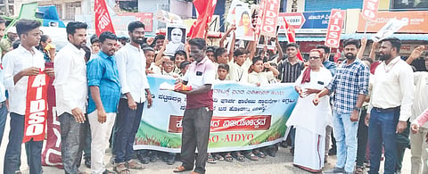 ಪದವಿಪೂರ್ವ ಕಾಲೇಜು ಮಂಜೂರಾಗಿದ್ದರಿಂದ ವಾಡಿಯಲ್ಲಿ ಎಐಡಿಎಸ್​ಒ, ಎಐಡಿವೈಒ, ಜನದ್ವನಿ ಸಂಟನೆ ಕಾರ್ಯಕರ್ತರು ಸಂಭ್ರಮಾಚರಣೆ ನಡೆಸಿದರು. ವೆಂಕಟೇಶ ದೇವದುರ್ಗ, ಸಿದ್ದಯ್ಯಶಾಸಿ ನಂದೂರುಮಠ, ಗೋವಿಂದ ಯಳವಾರ, ರಾಜು ಒಡೆಯರಾಜ ಇತರರಿದ್ದರು.