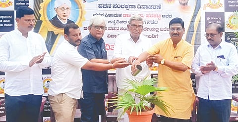 ರಾವೂರಿನ ಸಿದ್ಧಲಿಂಗೇಶ್ವರ ವಿದ್ಯಾಭಿವೃದ್ಧಿ ಸಂಸ್ಥೆಯಲ್ಲಿ ಆಯೋಜಿಸಿದ್ದ ವಚನ ಸಂರಕ್ಷಣಾ ದಿನ ಕಾರ್ಯಕ್ರಮವನ್ನು ಕನ್ನಡ ಸಾಹಿತ್ಯ ಪರಿಷತ್​ ಜಿಲ್ಲಾಧ್ಯಕ್ಷ ವಿಜಯಕುಮಾರ ತೇಗಲತಿಪ್ಪಿ ಉದ್ಘಾಟಿಸಿದರು. ಧರ್ಮಣ್ಣ ಧನ್ನಿ, ಡಾ.ಗುಂಡಣ್ಣ ಬಾಳಿ, ಸೈಯದ್​ ನಜಿರುದ್ದಿನ್​ ಮುತ್ತಾವಲಿ ಇತರರಿದ್ದರು.