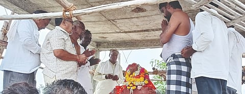  ಚಿತ್ತಾಪುರ ತಾಲೂಕಿನ ಸಾತನೂರ ಹೊರವಲಯದಲ್ಲಿರುವ ಚೌಡಮ್ಮ ಬಾವಿ ಹತ್ತಿರದ ಬಸವಣ್ಣನ ಮೂರ್ತಿಗೆ ಶುಕ್ರವಾರ ಸಂಜೆ ಗ್ರಾಮಸ್ಥರು ಪೂಜೆ ಸಲ್ಲಿಸಿ ಮಳೆಗಾಗಿ ಪ್ರಾರ್ಥಿಸಿದರು.