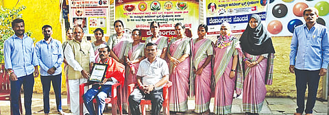 ಚಿತ್ತಾಪುರದಲ್ಲಿ ಹಮ್ಮಿಕೊಂಡಿದ್ದ ಕಾರ್ಯಕ್ರಮದಲ್ಲಿ ರಾಷ್ಟಿ$ಯ ದೇಹಾಂಗದಾನ ಜಾಗೃತಿ ಸಮಿತಿ ಟ್ರಸ್ಟ್​ ತಾಲೂಕು ಅಧ್ಯಕ್ಷ ಬಸವರಾಜ ಬೊಮ್ಮನಳ್ಳಿ ಅವರನ್ನು ಸನ್ಮಾನಿಸಲಾಯಿತು. ಶಿವಾನಂದ ಹೂಗಾರ, ಪ್ರಿಯಾಂಕಾ ಬೊಮ್ಮನಳ್ಳಿ, ರಾಚಪ್ಪ ಬೊಮ್ಮನಳ್ಳಿ, ಮಹಾದೇವ ಇದ್ದರು.