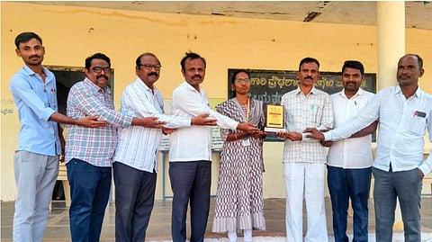 ಅಳವಂಡಿ ಸಮೀಪದ ಬೆಟಗೇರಿ ಗ್ರಾಮದ ಸರ್ಕಾರಿ ಪ್ರೌಢಶಾಲೆಯಲ್ಲಿ ಹಮ್ಮಿಕೊಂಡಿದ್ದ ರಾಷ್ಟ್ರೀಯ ತಂಬಾಕು ನಿಯಂತ್ರಣ ಕಾರ್ಯಕ್ರಮದಲ್ಲಿ ಭಾಷಣ ಸ್ಪರ್ಧೆ ವಿಜೇತರಿಗೆ ಬಹುಮಾನ ವಿತರಿಸಲಾಯಿತು. ಆರೋಗ್ಯ ಇಲಾಖೆ ಸಾಮಾಜಿಕ ಮೇಲ್ವಿಚಾರಕಿ ಸರಸ್ವತಿ, ಶಿಕ್ಷಕರಾದ ಮರ್ದಾನಲಿ ಗಡಾದ, ಗಿರಿಯಪ್ಪ ಹಾರನಹಳ್ಳಿ, ರವಿಕಿರಣ್ ಟಿಕಾರೆ, ಪ್ರಕಾಶರೆಡ್ಡಿ ಗೋವಿಂದರೆಡ್ಡಿ ಇತರರಿದ್ದರು.
