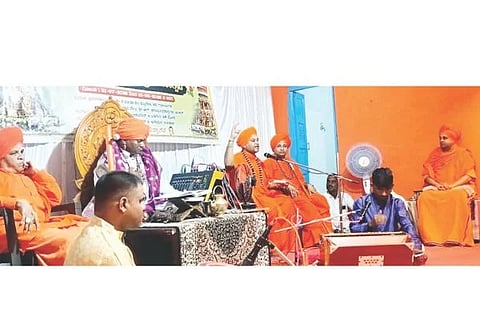 ಬಿಸರಳ್ಳಿ ಗ್ರಾಮದ ಶ್ರೀಗವಿಸಿದ್ಧೇಶ್ವರ ಶಾಖಾ ಮಠದಲ್ಲಿ ಏರ್ಪಡಿಸಿದ್ದ ಧಾರ್ಮಿಕ ಸಭೆಯಲ್ಲಿ ಸೋಮಶಂಕರ ಸ್ವಾಮೀಜಿ, ಸಿದ್ಧೇಶ್ವರ ಸ್ವಾಮೀಜಿ, ಹಿರೇಶಾಂತವೀರ ಸ್ವಾಮೀಜಿ, ಶಿವಶಾಂತವೀರ ಸ್ವಾಮೀಜಿ, ಅಭಿನವ ನಾಗಭೂಷಣ ಸ್ವಾಮೀಜಿ ಇತರರಿದ್ದರು.