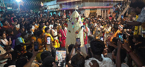 ಅಂಬೇಡ್ಕರ್​ ಕಾಲನಿ ಬಳಿ ಕರಗ ವೀಕ್ಷಣೆಗೆ ಜಮಾಯಿಸಿದ್ದ ಜನ.