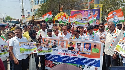 ಬೆಲೆ ಏರಿಕೆ ಹಾಗೂ ಕೇಂದ್ರ ಸರ್ಕಾರದ ಧೋರಣೆಗಳನ್ನು ಖಂಡಿಸಿ ಬೆಂಗಳೂರು ದಣ ವಿಧಾನ ಸಭಾ ೇತ್ರದ ಜಿಗಣಿ ವೃತ್ತದಲ್ಲಿ ಕಾಂಗ್ರೆಸ್​ ಮುಖಂಡರು, ಕಾರ್ಯಕರ್ತರು ಪ್ರತಿಭಟನೆ ನಡೆಸಿದರು. ಕಾಂಗ್ರೆಸ್​ ಮುಖಂಡರಾದ ವಿನೋದ್​, ಮುರಳಿ, ಮಧುಗೌಡ, ಜಿ.ಮಧು, ಹರ್ಷ, ಮಂಜುನಾಥ್​ರೆಡ್ಡಿ, ಮಂಜುನಾಥ್​, ಪಿಲ್ಲಪ್ಪ, ಯಾರಬ್​ ಪಾಷ, ಗಣೇಶ್​, ವಿನೋದ್​, ಕುಶಾಲ್​ ಮತ್ತಿತರರು ಭಾಗವಹಿಸಿದ್ದರು.