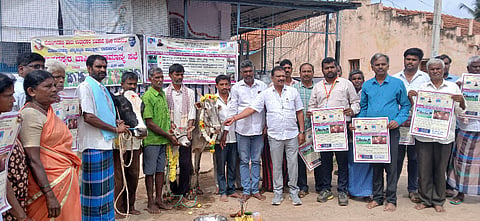 ಚನ್ನಪಟ್ಟಣ ತಾಲೂಕು ಮೆಣಸಿಗನಹಳ್ಳಿಯಲ್ಲಿ ಮಂಗಳವಾರಕಾಲುಬಾಯಿ ರೋಗ ಲಸಿಕಾ ಅಭಿಯಾನಕ್ಕೆ ಬಮುಲ್​ ನಿರ್ದೇಶಕ ಎಸ್​.ಲಿಂಗೇಶ್​ಕುಮಾರ್​ ಹಸುಗಳಿಗೆ ಪೂಜಿ ಸಲ್ಲಿಸಿ, ಚಾಲನೆ ನೀಡಿದರು. ಡಾ.ಕೃಷ್ಣಮೂರ್ತಿ,ಎಂಪಿಸಿಎಸ್​ ಅಧ್ಯ ಕರೀಗೌಡ, ಬಮುಲ್​ ವಿಸ್ತರಣಾಧಿಕಾರಿ ರಾಜು, ಸಹಾಯಕ ಕೆ.ಸುರೇಶ್​, ಡಾ.ಲೋಕೇಶ್​ ಇದ್ದರು.