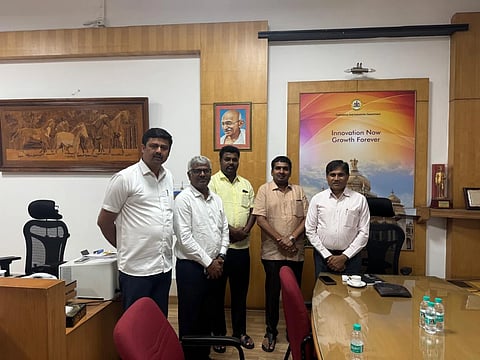 ಕೈಗಾರಿಕೆ ಉದ್ದೇಶಕ್ಕೆ ವಶಕ್ಕೆ ಭೂಮಿ ನೀಡಿರುವ ರೈತರಿಗೆ ಪರಿಹಾರ ನೀಡುವಂರೆ ಒತ್ತಾಯಿಸಿ ವಾಣಿಜ್ಯ ಮತ್ತು ಕೈಗಾರಿಕೆಗಳ ಇಲಾಖೆಯ ಪ್ರಧಾನ ಕಾರ್ಯದರ್ಶಿ ಡಾ.ಸೆಲ್ವಕುಮಾರ್​ ಅವರನ್ನು ಶಾಸಕ ಎನ್​.ಶ್ರೀನಿವಾಸ್​ ಮತ್ತು ಮುಖಂಡ ಗೋವಿಂದರಾಜು ನೇತೃತ್ವದಲ್ಲಿ ಭೇಟಿ ಮಾಡಿ ಮನವಿ ಸಲ್ಲಿಸಲಾಯಿತು.