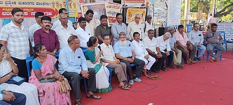 ಧಾರವಾಡ ಪಾಲಿಕೆ ಕಟ್ಟಡದ ಎದುರು ನಡೆಯುತ್ತಿರುವ ಪ್ರತ್ಯೇಕ ಪಾಲಿಕೆ ಧರಣಿಯಲ್ಲಿ ಸಾಹಿತಿಗಳು, ಕಲಾವಿದರ ಸಂದ ಸದಸ್ಯರು ಪಾಲ್ಗೊಂಡು ಬೆಂಬಲ ಸೂಚಿಸಿದರು.