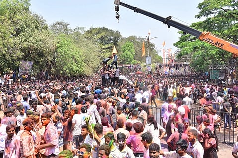 ಧಾರವಾಡದಲ್ಲಿ ಹೋಳಿ ಹಬ್ಬ ಸಂಭ್ರಮ