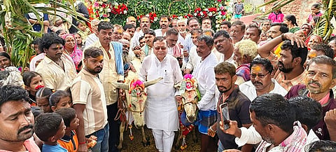 ಧಾರವಾಡ ತಾಲೂಕು ಅಮ್ಮಿನಬಾವಿ ಗ್ರಾಮದಲ್ಲಿ ರೈತರು ವರುಣನ ಕೃಪೆಗಾಗಿ ಹಮ್ಮಿಕೊಂಡಿದ್ದ ಕತ್ತೆಗಳ ಮದುವೆ ಸಮಾರಂಭ.