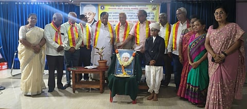 ಧಾರವಾಡ ಜಿಲ್ಲಾ ಕನ್ನಡ ಸಾಹಿತ್ಯ ಪರಿಷತ್​ ಭವನದಲ್ಲಿ ಡಾ. ಫ.ಗು. ಹಳಕಟ್ಟಿ ಜನ್ಮದಿನ ಕಾರ್ಯಕ್ರಮ ಜರುಗಿತು.