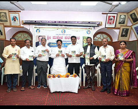 ಧಾರವಾಡ ಕರ್ನಾಟಕ ವಿದ್ಯಾವರ್ಧಕ ಸಂಘದಲ್ಲಿ ಆಯೋಜಿಸಿದ್ದ ಶಿಕ್ಷಕ ಸಾಹಿತಿ ಮಹೇಶ ಪರಸಣ್ಣನವರ ಸೇವಾನಿವೃತ್ತಿ ಹಾಗೂ "ನೀ ನಕ್ಕಾಗ' ಕವನ ಸಂಕಲನ ಬಿಡುಗಡೆಗೊಳಿಸಲಾಯಿತು.