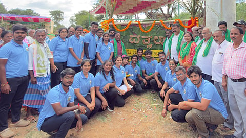 ಗೌರಿಬಿದನೂರು ತಾಲೂಕಿನ ಹಳೇ ಉಪ್ಪಾರಹಳ್ಳಿಯಲ್ಲಿ  ಪಶು ಆರೋಗ್ಯ ತಪಾಸಣಾ ಶಿಬಿರ ಹಾಗೂ ಮಿಶ್ರ ತಳಿ ಕರುಗಳ ಪ್ರದರ್ಶನದಲ್ಲಿ ಜಿಕೆವಿಕೆ ಕೃಷಿ ವಿಶ್ವವಿದ್ಯಾಲಯದ ವಿದ್ಯಾರ್ಥಿಗಳೊಂದಿಗೆ ಜಿಪಂ ಮಾಜಿ ಅಧ್ಯರಾದ ಎಚ್​.ವಿ.ಮಂಜುನಾಥ್​, ಸಿ.ಆರ್​. ನರಸಿಂಹಮೂರ್ತಿ ಹಾಗೂ ಪಶುವೈದ್ಯಾಧಿಕಾರಿಗಳು, ಸಿಬ್ಬಂದಿ ಇದ್ದರು. 