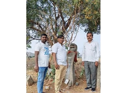 ಗಂಗಾವತಿ ತಾಲೂಕಿನ ಆಗೋಲಿ ಸನಿಹದ ಬೆಟ್ಟದ ಪರಿಸರದಲ್ಲಿ ಶವಗುಣಿ ಮೇಲೆ ನೆಟ್ಟ ನಿಲುಸುಗಲ್ಲು ಪತ್ತೆಯಾಗಿರುವುದು. ಸಂಶೋಧಕ ಡಾ.ಶರಣಬಸಪ್ಪ ಕೋಲ್ಕಾರ್,ಸಹಾಯಕರಾದ ಮಂಜುನಾಥ ದೊಡ್ಮನಿ, ಹರನಾಯಕ ಇದ್ದರು.