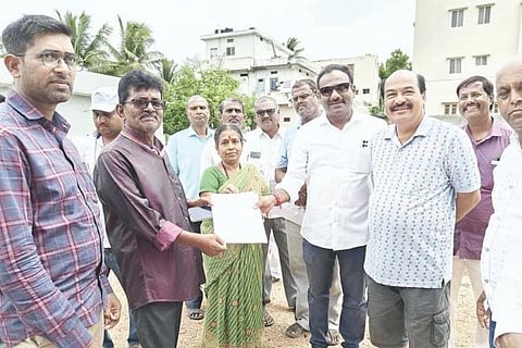 ಕೊಟ್ರೇಶ್ವರ ಕ್ಯಾಂಪ್ ನಿವಾಸಿಗಳು ಟವರ್ ಹಾಕುವ ಸ್ಥಳದಲ್ಲಿ ಪ್ರತಿಭಟನೆ ನಡೆಸಿ ನಗರಸಭೆ ಎಇ ಗುರುರಾಜ ದಾಸನಾಳ್‌ಗೆ ಮನವಿ ಸಲ್ಲಿಸಿದರು. ನಗರಸಭೆ ಮಾಜಿ ಸದಸ್ಯ ಎ್.ರಾಘವೇಂದ್ರ, ನಿವಾಸಿಗಳಾದ ವಿ.ಬಿ.ಮಾಚಾಲಿ, ಪಂಪಾಪತಿ, ಹನುಮಂತಪ್ಪ ಭೋವಿ,ಲಕ್ಷ್ಮೀ ದೇವಿ, ಮಂಜುನಾಥ , ಯಲ್ಲಪ್ಪ ಆಗಲೂರ್ ಇತರರಿದ್ದರು.