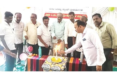 ಶ್ರೀರಾಮನಗರ ಸ.ಪ.ಪೂ.ಕಾಲೇಜಿನಲ್ಲಿ ಹಮ್ಮಿಕೊಂಡ ಪ್ರತಿಭಾಪುರಸ್ಕಾರ ಕಾರ್ಯಕ್ರಮದಲ್ಲಿ ಸಿಡಿಸಿ ಉಪಾಧ್ಯಕ್ಷ ಭಾಸ್ಕರರಾವ್ ಉದ್ಘಾಟಿಸಿದರು. ಸದಸ್ಯರಾದ ಬೊಬ್ಬ ಸತ್ಯನಾರಾಯಣ, ರಮೇಶ ಕುಲಕರ್ಣಿ, ಪ್ರಾಚಾರ್ಯ ಡಿ.ಎಸ್.ಮಾಲಗೌಡರ್ ಇತರರಿದ್ದರು.