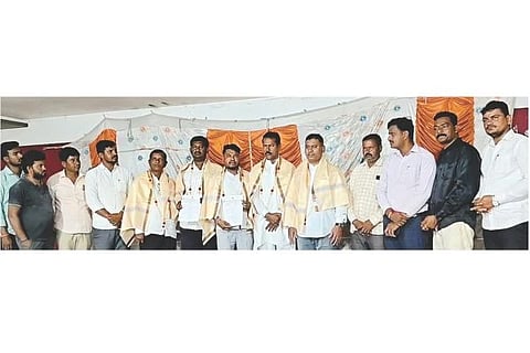 ಗಂಗಾವತಿ ನೀಲಕಂಠೇಶ್ವರ ವೃತ್ತದ ಬಳಿಯ ಶ್ರೀ ಕೃಷ್ಣ ಸಭಾಂಗಣದಲ್ಲಿ ಆಲ್ ಇಂಡಿಯಾ ಬಂಜಾರ ಸೇವಾ ಸಂಘದಿಂದ ಹಮ್ಮಿಕೊಂಡ ತಾಲೂಕು ಘಟಕದ ಪದಾಧಿಕಾರಿಗಳ ಆಯ್ಕೆ ಸಭೆಯಲ್ಲಿ ಪದಾಧಿಕಾರಿಗಳನ್ನು ಸನ್ಮಾನಿಸಿ, ನೇಮಕ ಪತ್ರ ವಿತರಿಸಲಾಯಿತು. ರಾಜ್ಯಾಧ್ಯಕ್ಷ ವಿಜಯಜಾಧವ್, ಜಿಲ್ಲಾಧ್ಯಕ್ಷ ಪಿ.ಲಕ್ಷ್ಮಣ ನಾಯ್ಕ, ಶ್ರೀಸೇವಾಲಾಲ್ ಮಹಾರಾಜ ಕಟ್ಟಡ ಕಾರ್ಮಿಕ ಸಂಘದ ಅಧ್ಯಕ್ಷ  ಪಾಂಡು ನಾಯ್ಕ, ಪ್ರಮುಖರಾದ ವೆಂಕಟೇಶ ಚವ್ಹಾಣ, ಹನುಮಂತ ಜಾಧವ ಇತರರಿದ್ದರು.