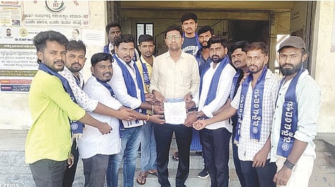 ಗಂಗಾವತಿ ತಾಲೂಕಾಡಳಿತ ಸೌಧದ ಕಚೇರಿ ಮುಂದೆ ದಲಿತ ಸೇನೆ ಜಿಲ್ಲಾ ಘಟಕದ ಸದಸ್ಯರು ಶಿರಸ್ತೇದಾರ್ ರವಿಕುಮಾರ ನಾಯಕ್ವಾಡಿಗೆ ಮನವಿ ಸಲ್ಲಿಸಿದರು. ಜಿಲ್ಲಾಧ್ಯಕ್ಷ ಉಡುಚಪ್ಪ ಶ್ರೀರಾಮನಗರ, ಪದಾಧಿಕಾರಿಗಳಾದ ಜಿ.ಮಂಜುನಾಥ, ಮೌಲಸಾಬ್ ನದ್ಾ, ಕೆ.ಮೌಲಾಲಿ ಇತರರಿದ್ದರು.