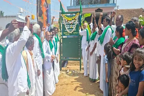 ಇಟ್ಟಿಗೆಹಳ್ಳಿ ಕ್ಯಾಂಪ್‌ನಲ್ಲಿ ರೈತ ಸಂಘದ ನಾಮ ಲಕವನ್ನು ಸಂಘದ ರಾಜ್ಯಾಧ್ಯಕ್ಷ ಎಚ್.ಆರ್.ಬಸವರಾಜಪ್ಪ ಉದ್ಘಾಟಿಸಿದರು.  ಟಿ.ಎಂ.ಚಂದ್ರಪ್ಪ, ಕೆ.ರಾಘವೇಂದ್ರ, ಗುರುಶಾಂತ ಇತರರಿದ್ದರು.