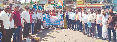 ದಾವಣಗೆರೆ ಮತ್ತು ಬಾಗಲಕೋಟೆ ವಿಧಾನಸಭಾ ಕ್ಷೇತ್ರಗಳ ಉಪ ಚುನಾವಣೆಯಲ್ಲಿ ಕಾಂಗ್ರೆಸ್ ಅಭ್ಯರ್ಥಿಗಳು ಗೆಲುವು ಸಾಧಿಸಿದ ಹಿನ್ನೆಲೆಯಲ್ಲಿ ಹಾನಗಲ್ಲನಲ್ಲಿ ಕಾಂಗ್ರೆಸ್ ಕಾರ್ಯಕರ್ತರು ಸಂಭ್ರಮಾಚರಿಸಿದರು. ಹನುಮಂತಪ್ಪ ಮರಗಡಿ, ಮಂಜು ಗೊರಣ್ಣನವರ,  ಮಹ್ಮದ್‌ಮತೀನ್ ಶಿರಬಡಗಿ, ಮಮತಾ ಆರೇಗೊಪ್ಪ, ವೀರೇಶ ಬೈಲವಾಳ ಇತರರಿದ್ದರು.