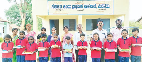 ಹುಳಿಯಾರಿನ students ನಿವೃತ್ತ ಮುಖ್ಯಶಿಕ್ಷಕ ಎ.ಡಿ.ರವೀಂದ್ರ ಅವರು ಮಗಳ ಹುಟ್ಟುಹಬ್ಬದ ಅಂಗವಾಗಿ ಮಕ್ಕಳಿಗೆ ಆಟೋಟ ಸ್ಪರ್ಧೆ ನಡೆಸಿ ಬಹುಮಾನ ವಿತರಿಸಿದರು. ನಿವೃತ್ತ ಅಂಗನವಾಡಿ ಶಿಕ್ಷಕಿ ಪೂರ್ಣಮ್ಮ, ಮುಖ್ಯಶಿಕ್ಷಕ ಈರಸಿದ್ದಯ್ಯ, ಅತಿಥಿ ಶಿಕ್ಷಕಿ ನೀಲಾಂಬಿಕೆ, ಅಂಗನವಾಡಿ ಶಿಕ್ಷಕಿ ಮಂಜುಳಾ, ಸಹಾಯಕಿ ಅಮೃತಾ, ಅಡುಗೆ ಸಿಬ್ಬಂದಿ ಕುಸುಮಾ ಇದ್ದರು. 