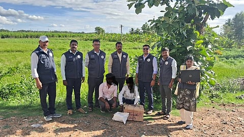 ಕೊಳ್ಳೇಗಾಲ ತಾಲೂಕಿನ ಸತ್ತೇಗಾಲ ಹ್ಯಾಂಡ್ ಪೋಸ್ಟ್ ಬಳಿ ಬುಧವಾರ ಅಕ್ರಮವಾಗಿ ಉಡ ಸಾಗಣೆ ಮಾಡುತ್ತಿದ್ದ ಇಬ್ಬರು ಆರೋಪಿಗಳನ್ನು ಸಿಐಡಿ ಪೊಲೀಸ್ ಅರಣ್ಯ ಸಂಚಾರ ದಳ ಪೊಲೀಸರು ವಶಕ್ಕೆ ಪಡೆದಿರುವುದು.