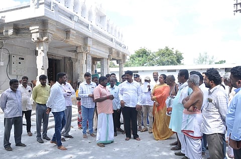ಗುಂಡ್ಲುಪೇಟೆ ತಾಲೂಕಿನ ಶಿವನಸಮುದ್ರ ಗ್ರಾಮದ ಶ್ರೀ ಮಧ್ಯರಂಗನಾಥಸ್ವಾಮಿ ದೇವಾಲಯ ಜೀರ್ಣೋದ್ಧಾರ ಕಾಮಗಾರಿಯನ್ನು ಗುರುವಾರ ಹನೂರು ಶಾಸಕ ಎಂ.ಆರ್.ಮಂಜುನಾಥ್ ಭೇಟಿ ನೀಡಿ ವೀಕ್ಷಿಸಿದರು. ಸಿ.ಟಿ.ಶಿಲ್ಪಾನಾಗ್, ಬಸವರಾಜು, ಸುರೇಶ್ ಇತರರು ಇದ್ದರು.