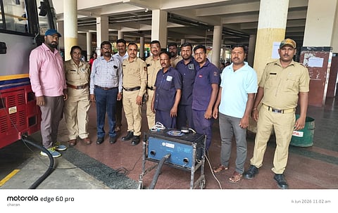 ಪಟ್ಟಣದಲ್ಲಿ ಬಸ್ ನಿಲ್ದಾಣದಲ್ಲಿ ಕೆಎಸ್‌ಆರ್‌ಟಿಸಿ ವಾಹನಗಳಿಗೆ (ಬಸ್) ಗುರುವಾರ ಕರ್ನಾಟಕ ರಾಜ್ಯ ರಸ್ತೆ ಸಾರಿಗೆ ನಿಗಮ ಚಾಮರಾಜನಗರ ವಿಭಾಗದ ಕೊಳ್ಳೇಗಾಲ ಘಟಕದ ವತಿಯಿಂದ ಹೊಗೆ ತಪಾಸಣೆ ಮಾಡಿಸಲಾಯಿತು. ಉಮಾವತಿ, ಬೋಗನಾಯಕ, ಚಂದ್ರಶೇಖರ್ ಇತರರಿದ್ದರು.