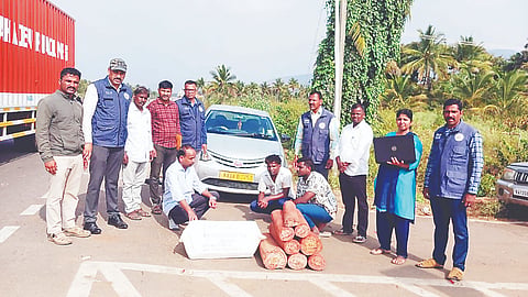 ಕೊಳ್ಳೇಗಾಲ-ಬೆಂಗಳೂರು ಹೆದ್ದಾರಿ ಮಾರ್ಗದ ಸತ್ತೇಗಾಲದಿಂದ ಶ್ರೀ ವೀರಭದ್ರಸ್ವಾಮಿ ದೇವಾಲಯಕ್ಕೆ ತೆರಳುವ ಜಂಕ್ಷನ್ ಬಳಿ ಶನಿವಾರ ಕಾರಿನಲ್ಲಿ ರಕ್ತಚಂದನ ಮರಗಳನ್ನು ಸಾಗಣೆ ಮಾಡುತ್ತಿದ್ದ ಮೂವರು ಆರೋಪಿಗಳ ಜತೆ ಸಿಐಡಿ ಅರಣ್ಯ ಸಂಚಾರ ದಳ ಪೊಲೀಸರು ಇದ್ದರು.