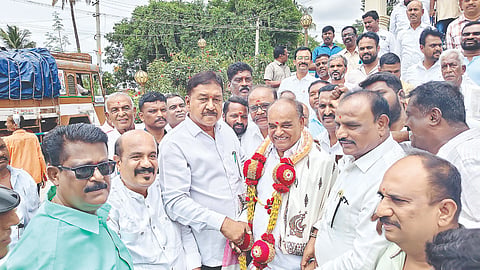 ಸಚಿವರಾಗಿ ಪ್ರಮಾಣ ವಚನ ಸ್ವೀಕರಿಸಿದ ಬಳಿಕ ಮೊದಲ ಬಾರಿಗೆ ಕೊಳ್ಳೇಗಾಲಕ್ಕೆ ಆಗಮಿಸಿದ ಸಿ.ಪುಟ್ಟರಂಗಶೆಟ್ಟಿ ಅವರನ್ನು ಶಾಸಕ ಎ.ಆರ್.ಕೃಷ್ಣಮೂರ್ತಿ ಅವರು ಆತ್ಮೀಯವಾಗಿ ಬರಮಾಡಿ ಕೊಂಡರು.