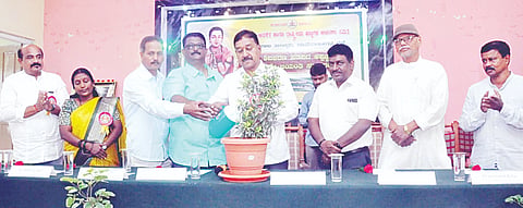 ಕೊಳ್ಳೇಗಾಲದ ತಾಲೂಕು ಪಂಚಾಯಿತಿ ಸಭಾಂಗಣದಲ್ಲಿ ಆಯೋಜಿಸಿದ್ದ ಶ್ರೀ ಶಿವಶರಣ ಹಡಪದ ಅಪ್ಪಣ್ಣ ಅವರ 892ನೇ ಜಯಂತಿ ಸಮಾರಂಭಕ್ಕೆ ಶಾಸಕ ಎ.ಆರ್.ಕೃಷ್ಣಮೂರ್ತಿ ಚಾಲನೆ ನೀಡಿದರು. ರಾಜೇಂದ್ರ, ಇದ್ವಾಂಡಿ ಶಿವಣ್ಣ, ಕುಮಾರ್, ಇತರರು ಇದ್ದರು