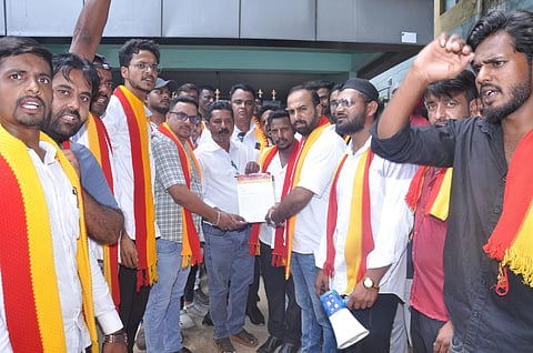ಪಟ್ಟಣದಲ್ಲಿ ಗುರುವಾರ ಕರ್ನಾಟಕ ರಕ್ಷಣಾ ವೇದಿಕೆ ಪದಾಧಿಕಾರಿಗಳು ನಗರಸಭೆ ಆಡಳಿತ ವಿರುದ್ಧ ಪ್ರತಿಭಟಿಸಿ ಪ್ರಭಾರ ಪೌರಾಯುಕ್ತ ನಟರಾಜು ಅವರಿಗೆ ಮನವಿ ಪತ್ರ ಸಲ್ಲಿಸಿದರು.