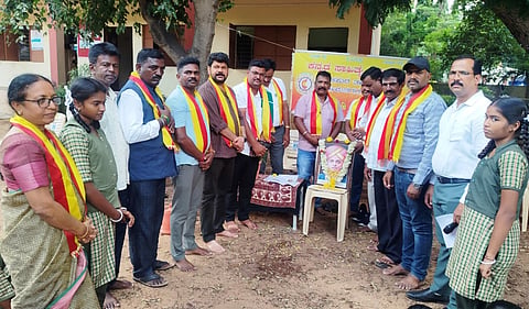  ಕನಕಪುರದಲ್ಲಿ ಹಮ್ಮಿಕೊಂಡಿದ್ದ ನಾಲ್ವಡಿ ಕೃಷ್ಣರಾಜ ಒಡೆಯರ್ ಜಯಂತಿಯಲ್ಲಿ ಶಿಕ್ಷಣ ಇಲಾಖೆಯ ಕ್ಷೇತ್ರ ಸಮನ್ವಯಾಧಿಕಾರಿ ಸಿ.ಎಸ್.ರಾಜು, ಕರವೇ ಜಿಲ್ಲಾಧ್ಯಕ್ಷ ಕಬ್ಬಾಳೇಗೌಡ, ಕಸಾಪ ತಾಲೂಕು ಅಧ್ಯಕ್ಷ ಶಿವನಹಳ್ಳಿ ಶಿವಲಿಂಗಯ್ಯ, ಮುಖ್ಯಶಿಕ್ಷಕಿ ಸುನೀತಾ, ಪ್ರೌಢಶಾಲಾ ಸಹ ಶಿಕ್ಷಕರ ಸಂಘದ ಅಧ್ಯಕ್ಷ ಮಹದೇವರಾವ್ ಇತರರಿದ್ದರು.