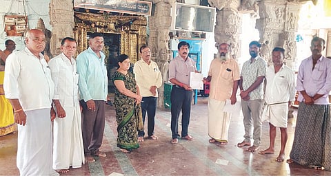 ಕನಕಗಿರಿಯ ಶ್ರೀ ಕನಕಾಚಲ ದೇವಸ್ಥಾನಕ್ಕೆ ಆಗಮಿಸಿದ್ದ ಹುಲಿಗೆಮ್ಮ ದೇವಿ ದೇವಸ್ಥಾನ ಪ್ರಾಧಿಕಾರದ ಕಾರ್ಯದರ್ಶಿ ಪ್ರಕಾಶಗೆ ಸ್ಥಳೀಯರು ಮನವಿ ಸಲ್ಲಿಸಿದರು. ಶಿರಸ್ತೇದಾರ್ ಅನಿತಾ ಇಂಡಿ, ಉಪ ತಹಸೀಲ್ದಾರ್ ಶರಣಪ್ಪ, ಪ್ರಮುಖರಾದ ಅಯ್ಯನಗೌಡರೆಡ್ಡಿ, ಸುದರ್ಶನರೆಡ್ಡಿ, ಸೋಮನಾಥ ಮಲ್ಲಾಪುರ, ಲಕ್ಷ್ಮಣ ಇತರರಿದ್ದರು.