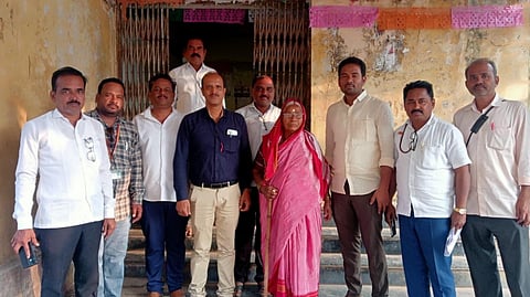 ಕಾರಟಗಿಯ ನೋಂದಣಿ ಕಚೇರಿಯಲ್ಲಿ ಶಿಕ್ಷಣ ಇಲಾಖೆಗೆ ಜಾಗ ನೋಂದಣಿ ಮಾಡಿಸಿ ಕೊಟ್ಟ ಸಚಿವ ಶಿವರಾಜ್ ತಂಗಡಗಿ ಅವರ ತಾಯಿ ಹುಲಿಗೆಮ್ಮ ಜತೆ ಬಿಇಒ ನಟೇಶ್ ಇತರರಿದ್ದಾರೆ.