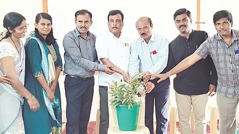 ಕೊಪ್ಪಳದ ಸರದಾರಗಲ್ಲಿ ಶಾಲೆಯಲ್ಲಿ ಹಮ್ಮಿಕೊಂಡಿದ್ದ 5 ದಿನಗಳ ಮರುಸಿಂಚನ ಜ್ಞಾನಸೇತು ಮೌಲ್ಯ ಶಿಕ್ಷಣ ತರಬೇತಿ ಕಾರ್ಯಕ್ರಮವನ್ನು ಮುಖ್ಯಶಿಕ್ಷಕ ಬಿ.ಮಂಜುನಾಥ್ ಉದ್ಘಾಟಿಸಿದರು. ಡಯಟ್ ಹಿರಿಯ ಉಪನ್ಯಾಸಕ ಗವಿಸಿದ್ದೇಶ್ವರಸ್ವಾಮಿ ಬೆನಕಲ್ಮಠ, ಜಿಪಿಟಿ ಶಿಕ್ಷಕರ ಸಂದ ಜಿಲ್ಲಾಧ್ಯಕ್ಷ ವಾರುತಿ ವ್ಯಾಗಳಮನಿ, ತಾಲೂಕು ನೋಡಲ್ ಮಂಜುನಾಥ, ಶೋಭನಾ, ಸುಮಂಗಲಾ, ಹನುಮರೆಡ್ಡಿ, ನೇತ್ರಾವತಿ ಹಳ್ಳಿ, ಗವಿಸಿದ್ದಪ್ಪ, ವೀರೇಶ ಮೇಟಿ, ಮರ್ದಾನಪ್ಪ ಇದ್ದರು.