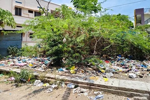 ಕೊಪ್ಪಳದ ಚಂದ್ರಪ್ಪ ಲೇಔಟ್‌ನಲ್ಲಿ ಮನೆಗಳ ಮುಂದೆ ಇರುವ ಚರಂಡಿಗಳು ತೆರೆದ ಸ್ಥಿತಿಯಲ್ಲಿದ್ದು ಪ್ಲಾಸ್ಟಿಕ್‌ನಿಂದ ತುಂಬಿದೆ.