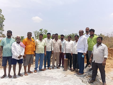 ದೇವನಹಳ್ಳಿ ತಾಲೂಕಿನ ಕೊಯಿರಾ ಕಾಲನಿಯಲ್ಲಿ ಬಿಜೆಪಿಯಿಂದ ಹಮ್ಮಿಕೊಂಡಿದ್ದ ಸುದ್ದಿಗೋಷ್ಠಿಯಲ್ಲಿ ಬಿಜೆಪಿ ಮುಖಂಡರಾದ ಕೊಯಿರ ಮಲ್ಲೇಶ್​, ರಮೇಶ್​ ಬಾಬು, ನಂಜೇಗೌಡ, ಮಂಜುನಾಥ್​, ಕೆಸಿ. ಮುನಿರಾಜು, ಮಲ್ಲೇಶ್​, ಮಂಜುನಾಥ್​, ರಬ್ಬನ ಹಳ್ಳಿ ಕೃಷ್ಣಮೂರ್ತಿ, ಕೊಯಿರ ಡೇರಿ ಅಧ್ಯಕ್ಷ ವೆಂಕಟೇಶ್​, ನಾರಾಯಣ ಸ್ವಾಮಿ, ಮಹೇಶಪ್ಪ ಪೂಜಾರಪ್ಪ, ಕೆ.ಎನ್​. ನಾರಾಯಣ ಸ್ವಾಮಿ ಇದ್ದರು.