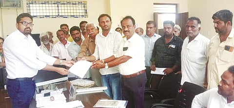 ಬೆಳೆ ನಷ್ಟ ಪರಿಹಾರಕ್ಕೆ ಒತ್ತಾಯ crop