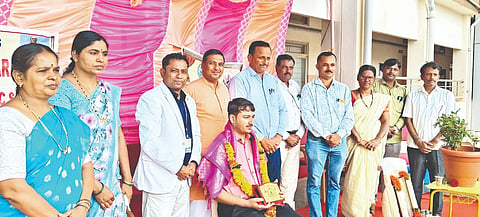  ಪಟ್ಟಣದ ಬಸವೇಶ್ವರ ಅಂತರಾಷ್ಟ್ರೀಯ ಪಬ್ಲಿಕ್ ಶಾಲೆಯಲ್ಲಿ ಹಮ್ಮಿಕೊಂಡಿದ್ದ ವ್ಯಸನ ಮುಕ್ತ ಸಮಾಜ ನಿರ್ಮಾಣ ಕುರಿತು ವಿಶೇಷ ಜಾಗೃತಿ ಕಾರ್ಯಕ್ರಮದಲ್ಲಿ ಐಎಫ್ಎಸ್ ಅಧಿಕಾರಿ ಡಾ. ಸಂಜಯ ಬಗಲಿ ಅವರನ್ನು ಗೌರವಿಸಲಾಯಿತು. ವಿಜಯಲಕ್ಷ್ಮೀ ಕಗಲಗೊಂಬ, ಡಾ. ಸಂತೋಷ ಶೆಟ್ಟರ, ಪರಶುರಾಮ ವನಸಿ ಇತರರಿದ್ದರು.