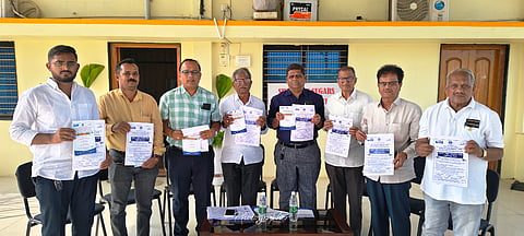 ಲೋಕಾಪುರ ಪಟ್ಟಣದಲ್ಲಿ ಕಣ್ಣಿನ ಉಚಿತ ತಪಾಸಣೆ ಮತ್ತು ಶಸ್ತç ಚಿಕಿತ್ಸೆ ಶಿಬಿರ ಕುರಿತು ಎಂ.ಎA. ಜೋಶಿ ಆಸ್ಪತ್ರೆ ಆಡಳಿತಾಽಕಾರಿ ಸಂಜೀವ ಕುಲಕರ್ಣಿ ಶಿಬಿರ ಭಿತ್ತಿಪತ್ರ ಬಿಡುಗಡೆಗೊಳಿಸಿದರು. ಮುಧೋಳ ಲಯನ್ಸ್  ಕ್ಲಬ್ ಅಧ್ಯಕ್ಷ ಬಿ.ಆರ್. ಬಿರಾದಾರ, ಡಾ. ಬಸವರಾಜ ಹಿರೇಮಠ, ಲಯನ್ ಕೆ.ವಿ. ಪಾಟೀಲ, ಪ್ರೊ. ಎ.ಐ. ಗಂಗಣ್ಣವರ, ಡಾ. ಬಸವರಾಜ ಹಿರೇಮಠ, ಡಾ. ಸಂತೋಷ ಶೆಟ್ಟರ, ಚಿನ್ಮಯ ಉದಪುಡಿ ಇನ್ನಿತರರಿದ್ದರು.