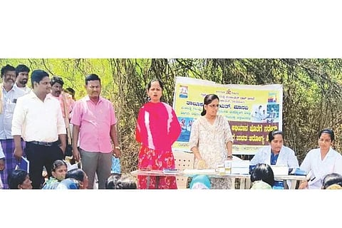 ಕಪಗಲ್ ಗ್ರಾಮದಲ್ಲಿ ನರೇಗಾ ಕೂಲಿ ಕಾರ್ಮಿಕರಿಗಾಗಿ ಏರ್ಪಡಿಸಿದ್ದ ಉಚಿತ ಆರೋಗ್ಯ ತಪಾಸಣೆ ಶಿಬಿರದಲ್ಲಿ ತಾಪಂ ಸಹಾಯಕ ನಿರ್ದೇಶಕಿ ದೀಪಾ ಅರಳಿಕಟ್ಟಿ ಮಾತನಾಡಿದರು. ಸಾಮುದಾಯಿಕ ಅರೋಗ್ಯ ಅಧಿಕಾರಿ ಹನುಮಂತಿ, ಪ್ರಾಥಮಿಕ ಸುರಕ್ಷ ಅಧಿಕಾರಿ ಶಿಲ್ಪಕಲಾ, ಐಇಸಿ ಸಂಯೋಜಕ ಈರೇಶ, ತಾಂತ್ರಿಕ ಸಂಯೋಜಕ ಚಿದಾನಂದ, ಬಿಎಫ್‌ಟಿ ಸಿದ್ದರಾಮ ಇತರರಿದ್ದರು.