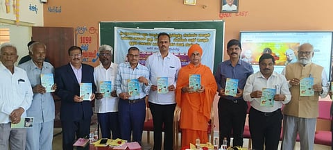 ನೆಲಮಂಗಲ ತಾಲೂಕಿನ ಬೈಲಾಂಜನೇಯ ಸ್ವಾಮಿ ವಿದ್ಯಾಸಂಸ್ಥೆಯಲ್ಲಿ ಎಸ್​ ಎಸ್​ ಎಲ್​ ಸಿ ಮತ್ತು ಪಿಯುಸಿಯಲ್ಲಿ ಉತ್ತೀರ್ಣರಾದ ವಿದ್ಯಾರ್ಥಿಗಳಿಗೆ "ಉಜ್ವಲ ಭವಿಷ್ಯಕ್ಕೆ ಭರವಸೆಯ ಶಿಕ್ಷಣ ಮಾರ್ಗದರ್ಶಿ' ಪುಸ್ತಕವನ್ನು ಉಚಿತವಾಗಿ ವಿತರಿಸಲಾಯಿತು. ಡಾ. ಶ್ರೀ ಮಲಯ ಶಾಂತಮುನಿ ದೇಶಿ ಕೇಂದ್ರ ಸ್ವಾಮೀಜಿ, ಹಿತಚಿಂತನ ಚಾರಿಟಬಲ್​ ಟ್ರಸ್ಟ್​ನ ಮ್ಯಾನೇಜಿಂಗ್​ ಟ್ರಸ್ಟಿ ವಿ ರಾಮಸ್ವಾಮಿ, ಚರ್ಮರೋಗ ತಜ್ಞ ಡಾ. ಜಿ.ಎ. ವೆಂಕಟೇಶಲು, ಪದವಿ ಪೂರ್ವ ಶಿಕ್ಷಣ ಇಲಾಖೆ ಮಾಜಿ ಉಪ ನಿರ್ದೇಶಕ ಎಂ.ವಿ. ನೆಗಳೂರ ಇದ್ದರು.
