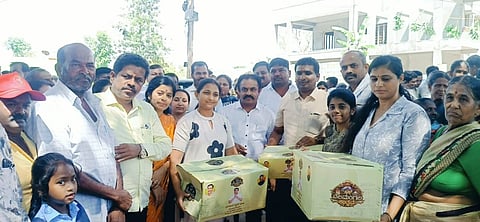 ನೆಲಮಂಗಲ ತಾಲೂಕಿನ ಮಾಚೋನಾಯಕನಹಳ್ಳಿಯಲ್ಲಿ ಹಮ್ಮಿಕೊಂಡಿದ್ದ ರಂಗೋಲಿ ಸ್ಪರ್ಧೆ ವಿಜೇತ ಮಹಿಳೆಯರಿಗೆ ಶಾಸಕ ಎನ್​.ಶ್ರೀನಿವಾಸ್​ ಬಹುಮಾನ ವಿತರಣೆ ಮಾಡಿದರು. ನೆ.ಯೋ.ಪ್ರಾಧಿಕಾರ ಅಧ್ಯಕ್ಷ ಎಂ.ಕೆ.ನಾಗರಾಜು, ಬ್ಲಾಕ್​ ಕಾಂಗ್ರೆಸ್​ ಅಧ್ಯಕ್ಷ ಮಂಜುನಾಥ್​, ಮಾಜಿ ಅಧ್ಯಕ್ಷ ಟಿ.ನಾಗರಾಜು ಇದ್ದರು.